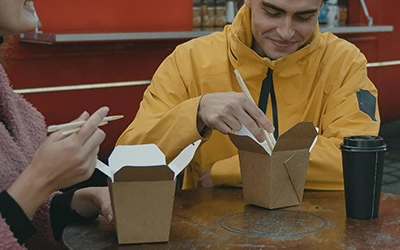 Kraft paper lunch boxes in restaurants